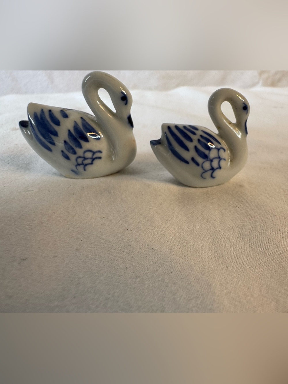 Vintage Pair of 2 porcelain mini swan figurines, Blue on white, delft style